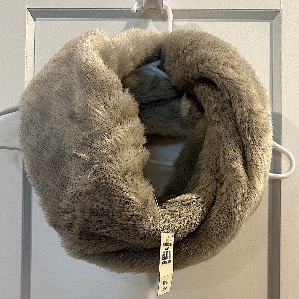 ✨NWT✨ Abercrombie and Fitch faux fur infinity scarf